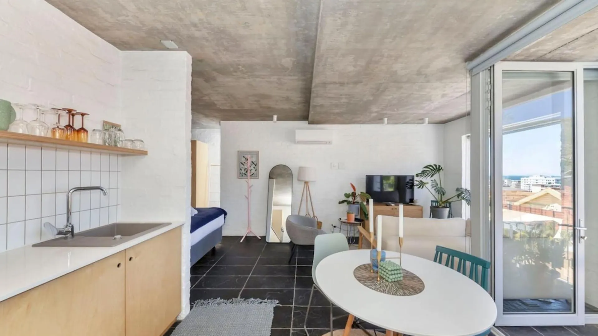Seaside Studio Apartment 9 Mins To Queens Beach! Cape Town